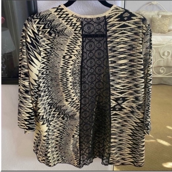 Women’s Tea n Rose Open Lace Back Statement Cardigan Size Small - Picture 3 of 5